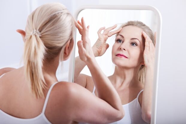 Femeia a observat modificări legate de vârstă la nivelul pielii feței
