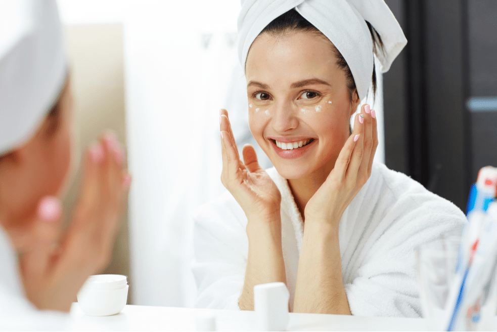 Procedurile anti-îmbătrânire ajută o fată să-și mențină pielea feței în stare excelentă